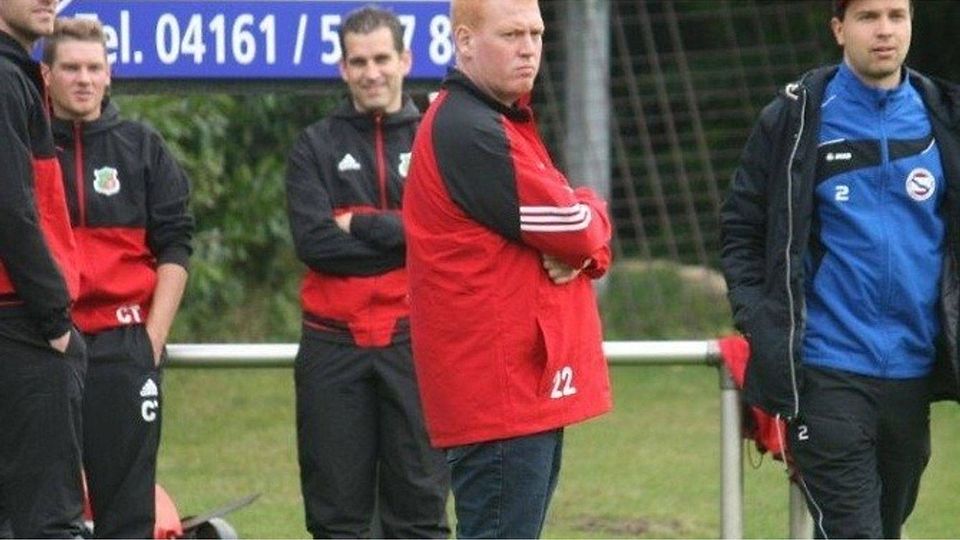 Skeptisch sah sich Marcus Hauschild, Trainer des zuletzt außer Form geratenen FC Mulsum/Kutenholz II, das Spiel seine Mannschaft gegen Bliedersdorf II an.