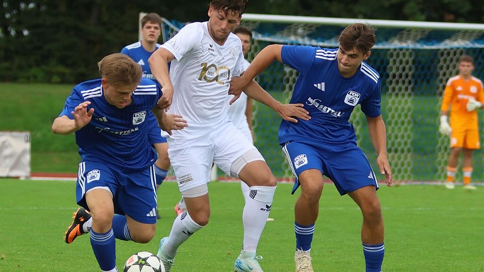 Der FC Bad Wörishofen (blaue Trikots) kassiert gegen den SV Mering die erste Saisonniederlage.