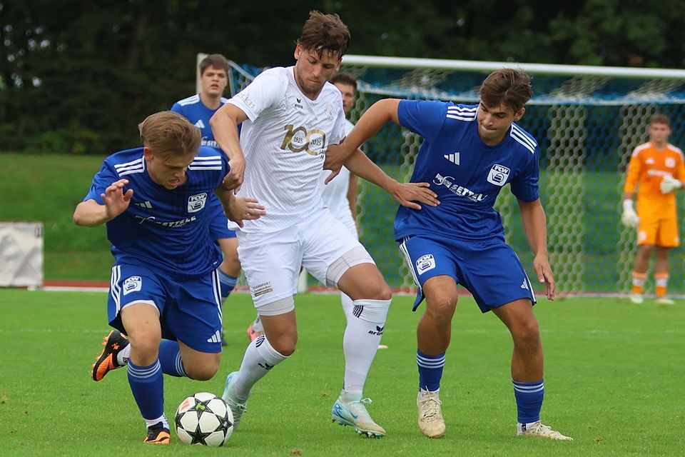 Der FC Bad Wörishofen (blaue Trikots) kassiert gegen den SV Mering die erste Saisonniederlage.