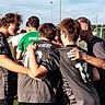 Riesenjubel in Rheidt: Einen Tag nach der 100-Jahr-Feier krönt der SVR ein wildes Comeback in Unterzahl mit dem 3:2-Sieg.