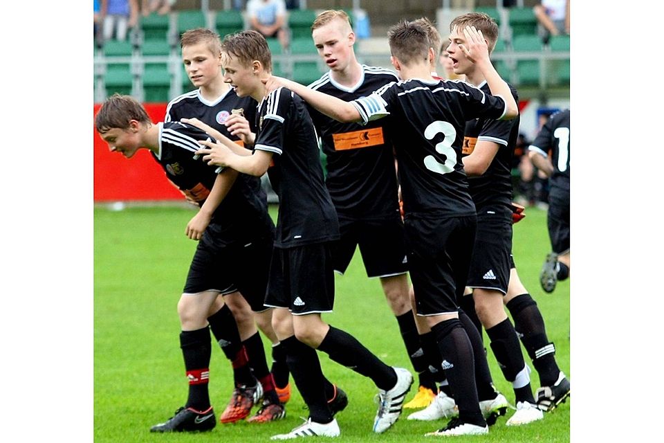 A/O/Heeslingens U15-Fußballer beglückwünschen den eingewechselten Tizian Backhaus (links) zu dessen Treffer zum 3:0.Foto Krause