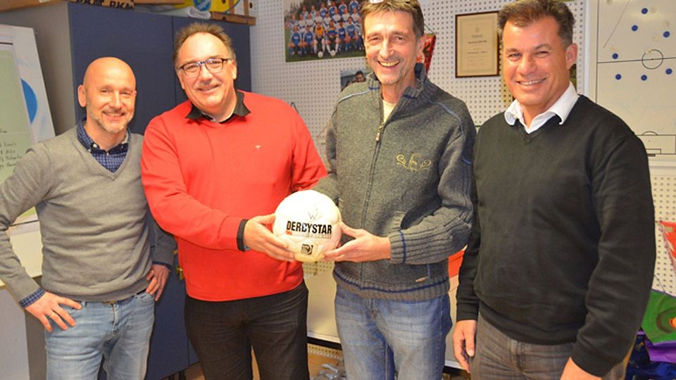 Der Fußball eint Perseus Knab, Rolf-Dieter Jägle, Gerhard Schmidt und Peter Paul (von links).    | Foto: SENF