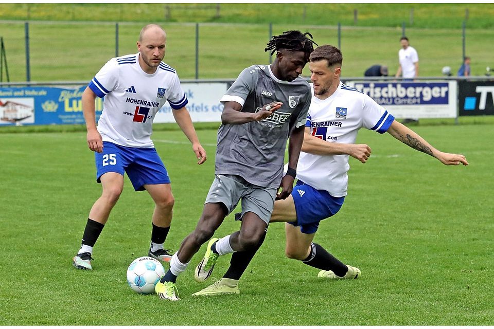 Einen ordentlichen Auftritt zeigten Mohamed Karim (Mi.) und der BCF trotz der 1:2-Niederlage in Ohlstadt.