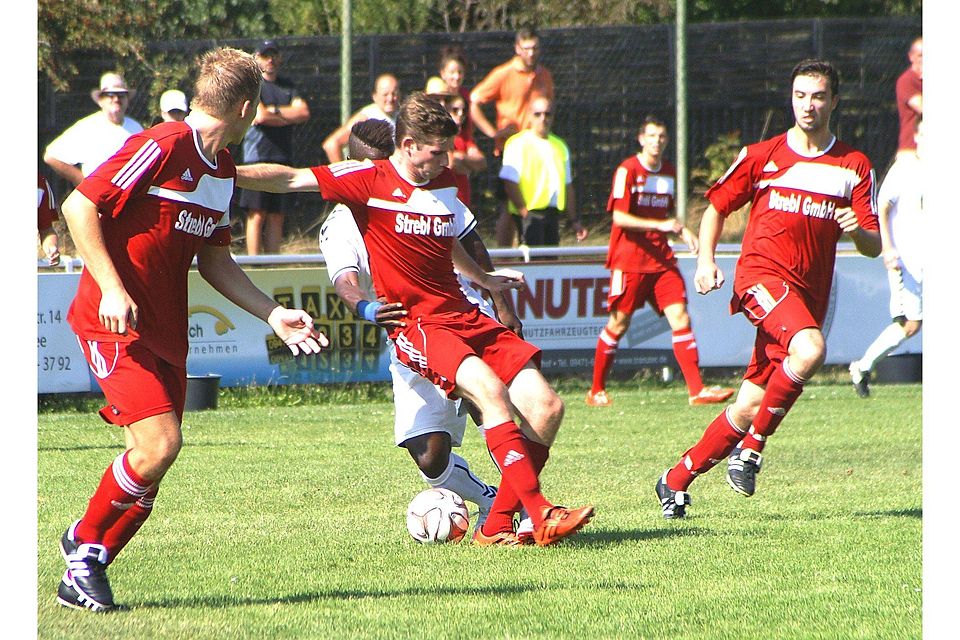 Gegen den Sportclub holt Pirkensee-Ponholz ( in rot) die ersten Punkte F: Artmann