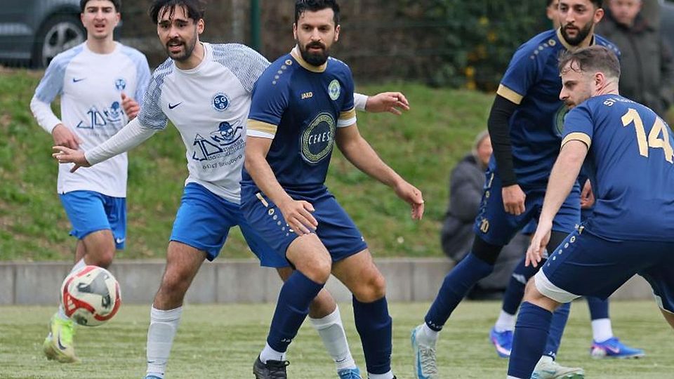 Ob die Reserve des SV Hummetroth (von rechts, Waios Floros und Zameer Noor) der SG Sandbach über die Relegation in die Kreisoberliga folgen kann, ist auch vor dem letzten Spieltag noch nicht klar.	Archivfoto: Herbert Krämer