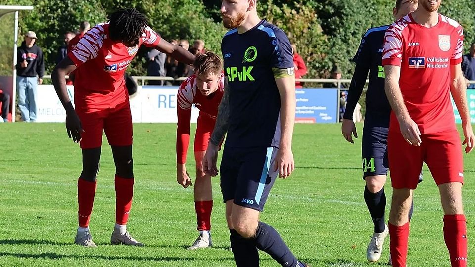 Pascal Schellhammer (im dunklen Trikot) ist der sichere Anker im Spiel von Nettetal. 