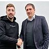 Matthias Eisenschenk (re.) wird von Langquaids sportlichem Leiter Christoph Stich willkommen geheißen 