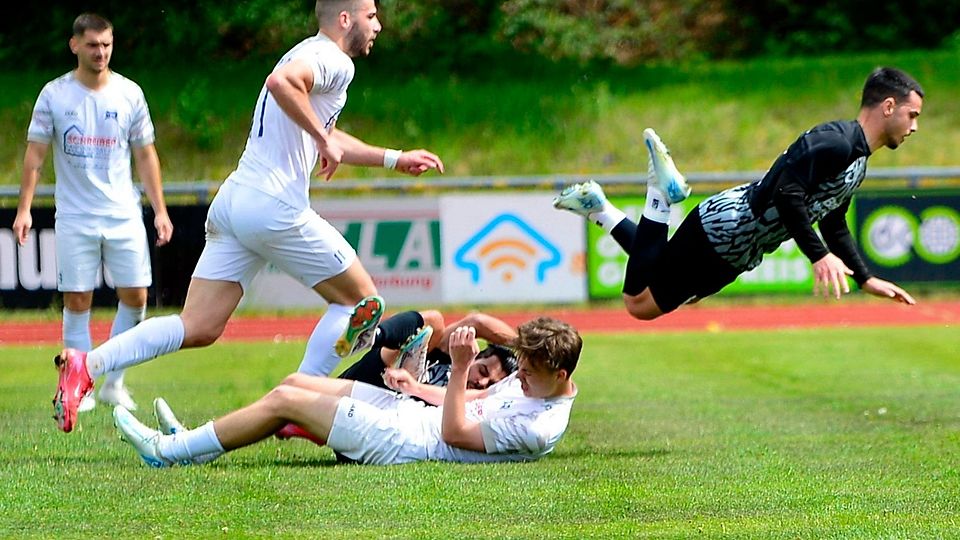 Hart aber fair. So ging es trotz aller Rivalität im Bezirksliga-Derby zwischen dem TSV Bobingen (weiß) und Türkgücü Königsbrunn (schwarz) zu.