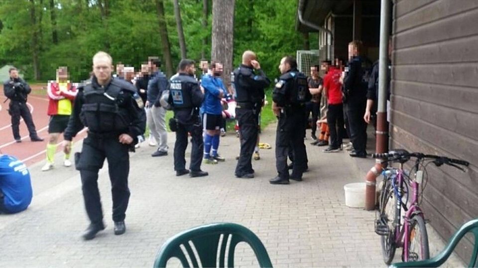 Starke Polizeikräfte waren nötig, um die Lage bei einem Amateurfußballspiel zwischen Türk Genc und Moorenbrunn zu beruhigen. F: privat