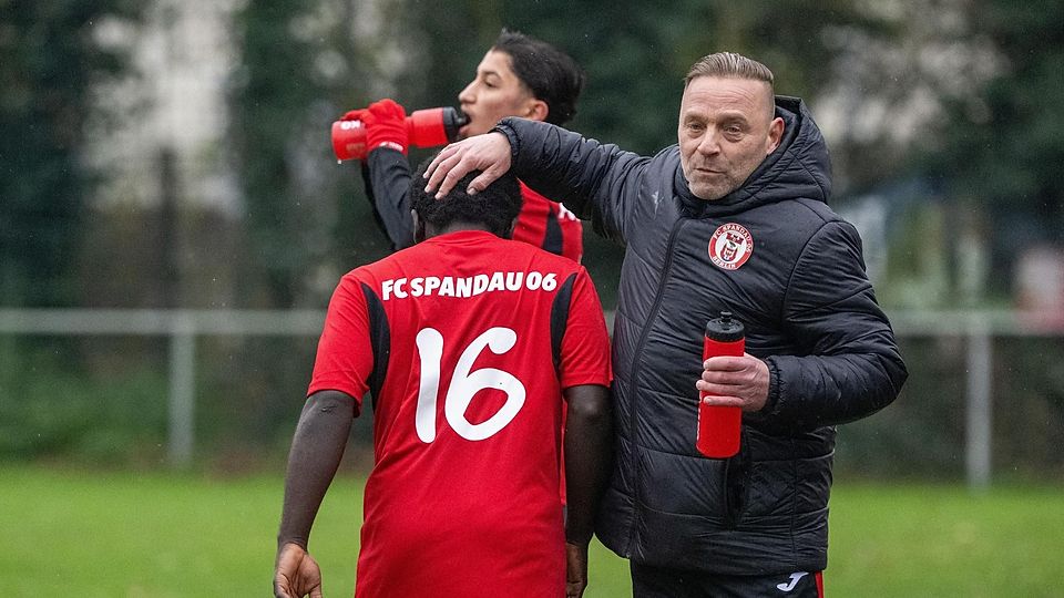 ARCHIV - 08.12.2024, Berlin: Fußball: Bezirksliga Berlin (2. Abteilung), FC Spandau 06 - FSV Blau-Weiß Mahlsdorf/Waldesruh. Trainer Thomas Häßler (r) vom FC Spandau 06 bei der Auswechslung von Simon-Smith Nyuykonge Veranso. (zu dpa: „Weltmeister Häßler zurück im Fußball: «Jeden Tag genießen“») Foto: Matthias Koch/dpa +++ dpa-Bildfunk +++
