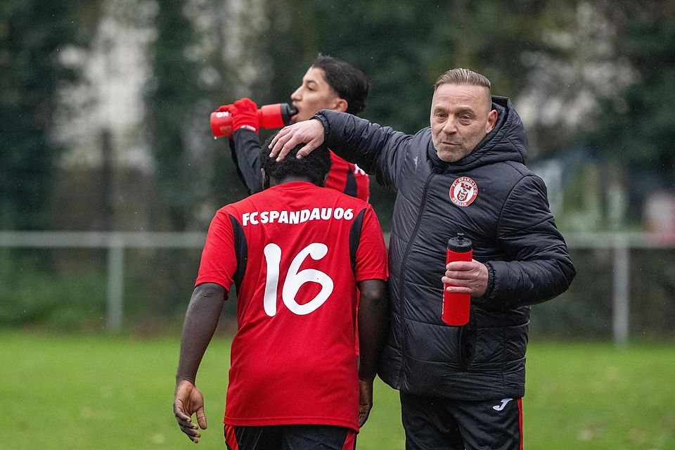 ARCHIV - 08.12.2024, Berlin: Fußball: Bezirksliga Berlin (2. Abteilung), FC Spandau 06 - FSV Blau-Weiß Mahlsdorf/Waldesruh. Trainer Thomas Häßler (r) vom FC Spandau 06 bei der Auswechslung von Simon-Smith Nyuykonge Veranso. (zu dpa: „Weltmeister Häßler zurück im Fußball: «Jeden Tag genießen“») Foto: Matthias Koch/dpa +++ dpa-Bildfunk +++