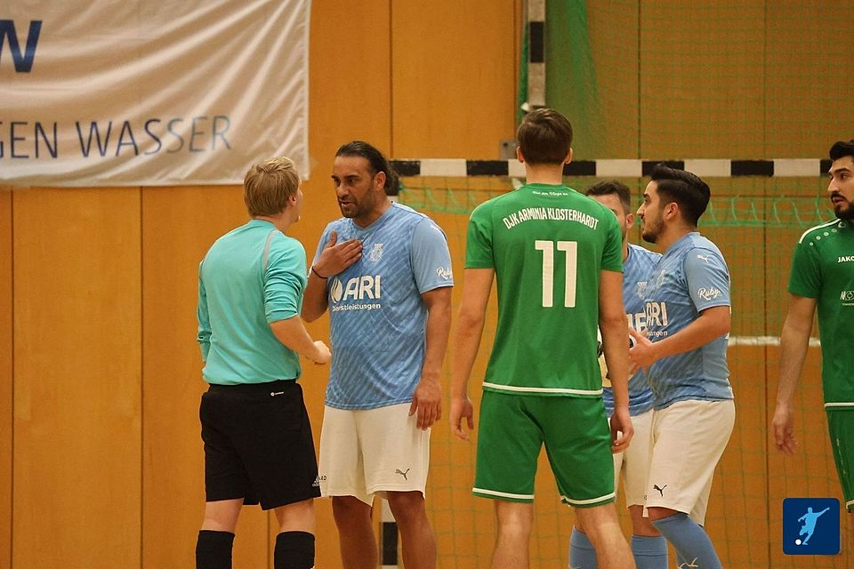 Die in blau gekleideten Spieler des BV hatten während und nach dem Spiel reichlich Redebedarf mit dem Unparteiischen.