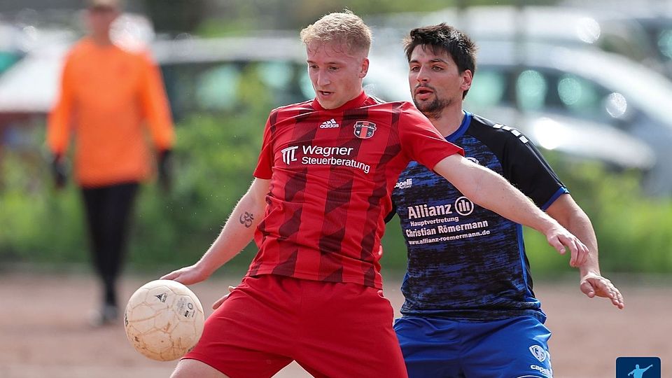 Hattenheims Bastian Herke (links) netzte im Derby gegen den SV Hallgarten gleich doppelt. Hier im Duell gegen Holzhausens Sandro Mohr (rechts) in der vergangenen Saison. 
