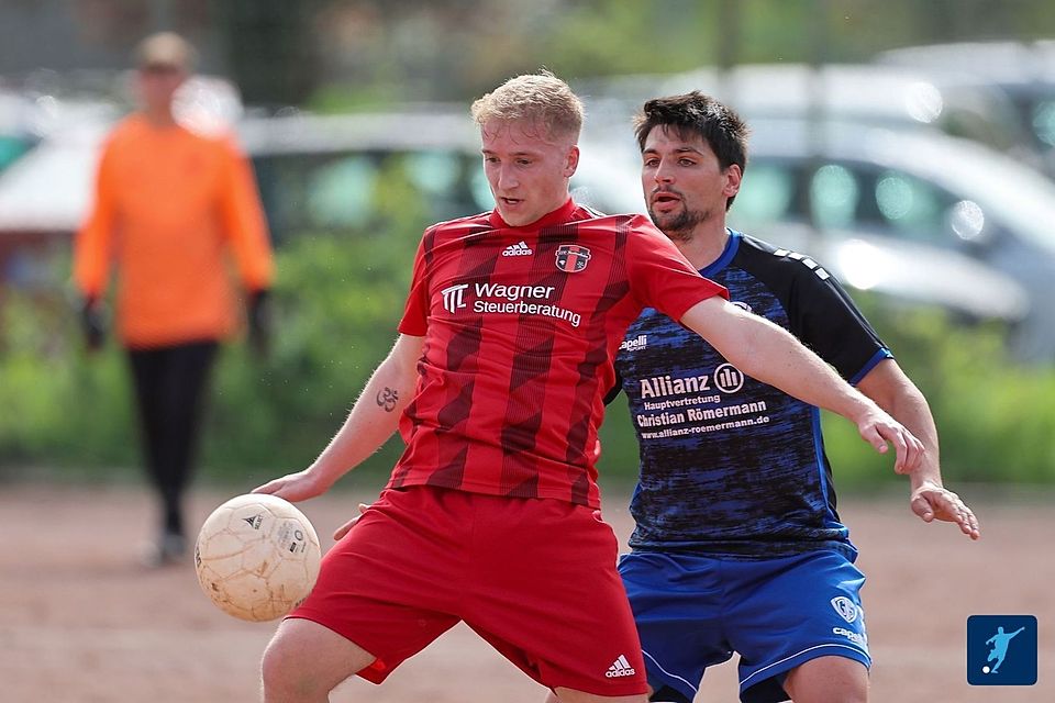 Hattenheims Bastian Herke (links) netzte im Derby gegen den SV Hallgarten gleich doppelt. Hier im Duell gegen Holzhausens Sandro Mohr (rechts) in der vergangenen Saison. 