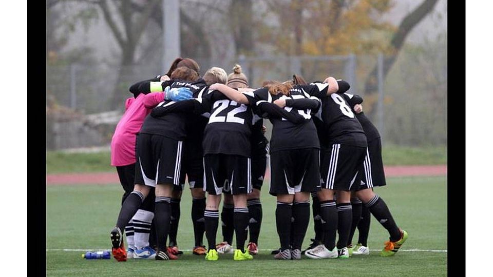 "Wir sind ein Team": Die Fußballfrauen der TuS Wörrstadt schwören sich auf die kommenden Aufgaben ein.   Foto: Photoagenten/Axel Schmitz
