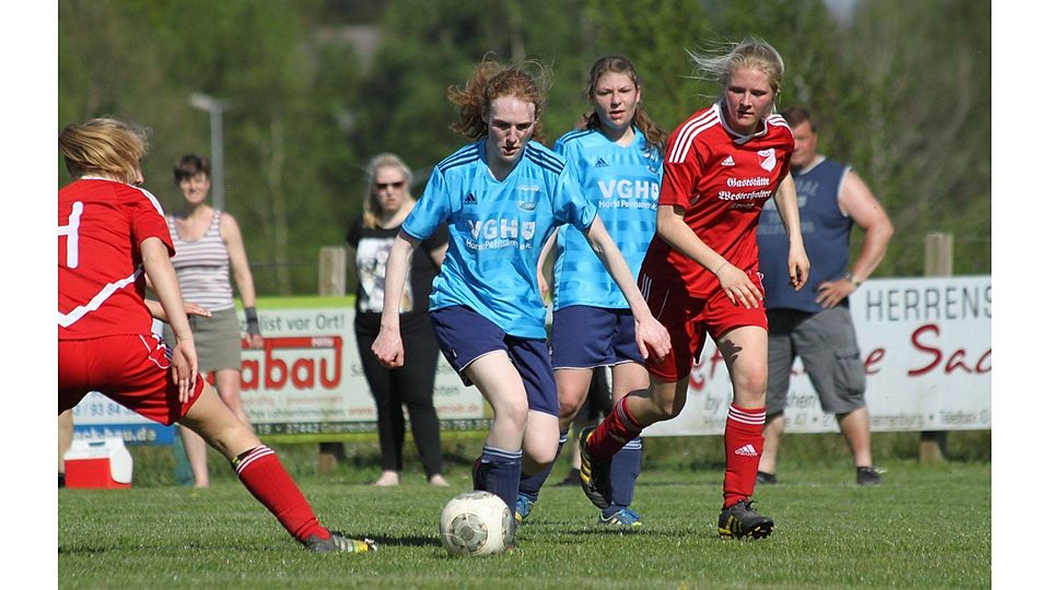 Torschützin zum Ausgleichstreffer für Findorf: Sarah Stelljes. Hinten: Ramona Pollok.Foto: Stolzenberg