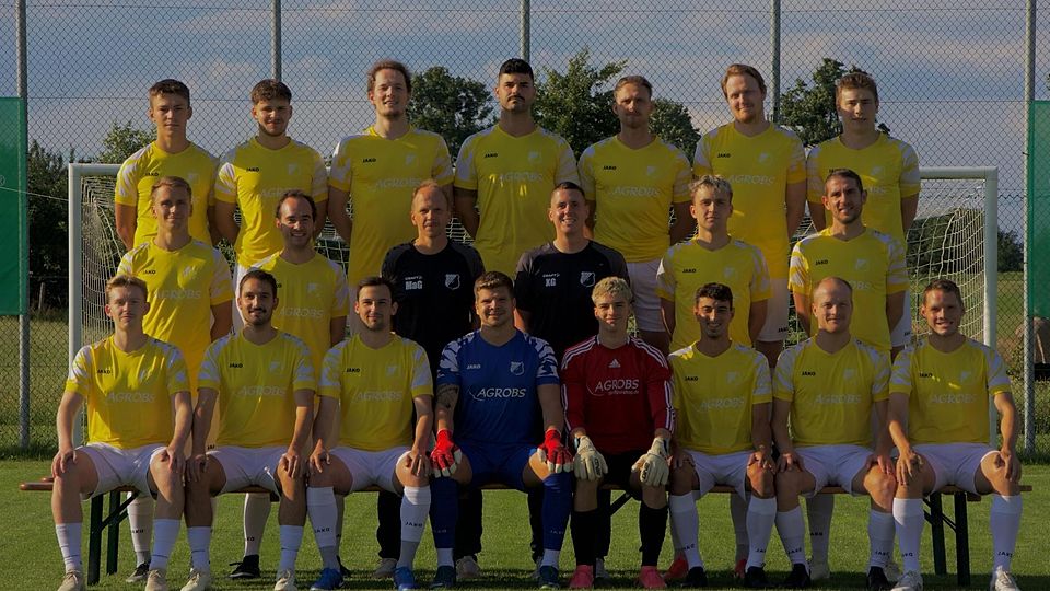 Der SV Münsing vor der Saison 2025/26: (hi., v.li.) Leonhard Demmler, Valentin Limm, Ferdinand Seitz, Maximilian Spilker, Hans Zachenbacher, Michael Brandes, Michael Geiger, (Mi., v.li.) Sebastian Schönacher, Julian Hauptmann, Trainer Martin Grelics, Co-Trainer Xaver Gruber, Lorenz Niggl, Johannes Gebel, (vo., v.li.) Sebastian Uhle, Stefan Mannweiler, Florian Buchloh, Eric Maier, Henri Werneburg, Lukas Manhart, Luis Hirn und Lukas Hauptmann.