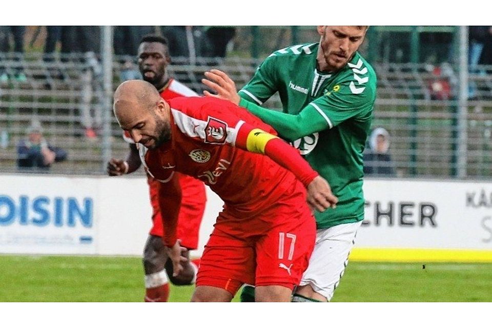 Mal wieder kein Durchkommen: Der Hildesheimer Sofien Chahed schirmt den Ball geschickt gegen den Lübecker Gökay Isitan ab. Foto:Jürgensen