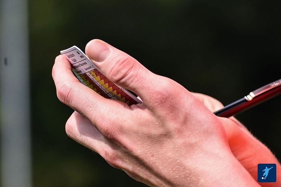 Gleich drei Platzverweise musste der Unparteiische im Spiel Grün-Weiß Vardingholt gegen VFR Mehrhoog aussprechen.