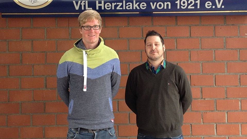 Neuzugang Dennis Hues (links) mit Bernd Moormann, Obmann 1. Herrenmannschaft. - Foto: VfL Herzlake.