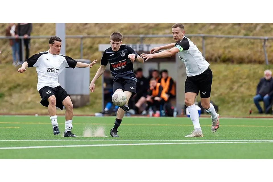 Zwar haben Gianfranco Danielle Stracuzzi (l.) und Benny Sabau (r.) von der SG Eschenburg gegenüber dem Burger Torben Fink das Nachsehen, aber am Ende setzt sich dennoch das Heimteam in der Gruppenliga durch. Zwar haben Gianfranco Danielle Stracuzzi (l.) und Benny Sabau (r.) von der SG Eschenburg gegenüber dem Burger Torben Fink das Nachsehen, aber am Ende setzt sich dennoch das Heimteam in der Gruppenliga durch. © Jörg Heinrich