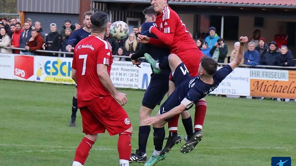 Einen wichtigen Heimsieg feierte der 1. FC Neukirchen (in Rot) beim 4:2 gegen die DJK Ensdorf.