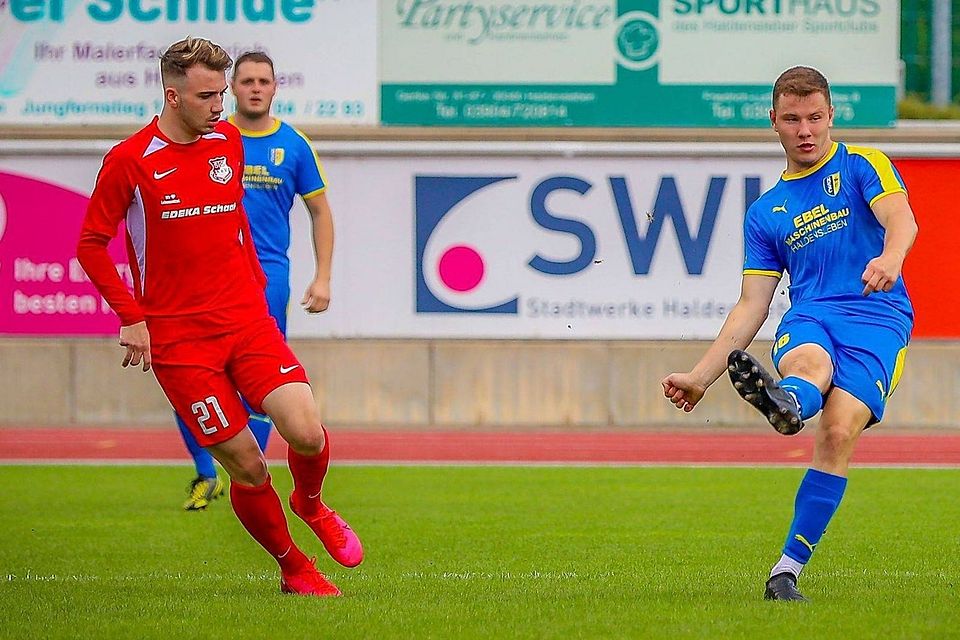 Dustin Jurkiewicz (in rot) spielt auch in der kommenden Saison für Thalheim.