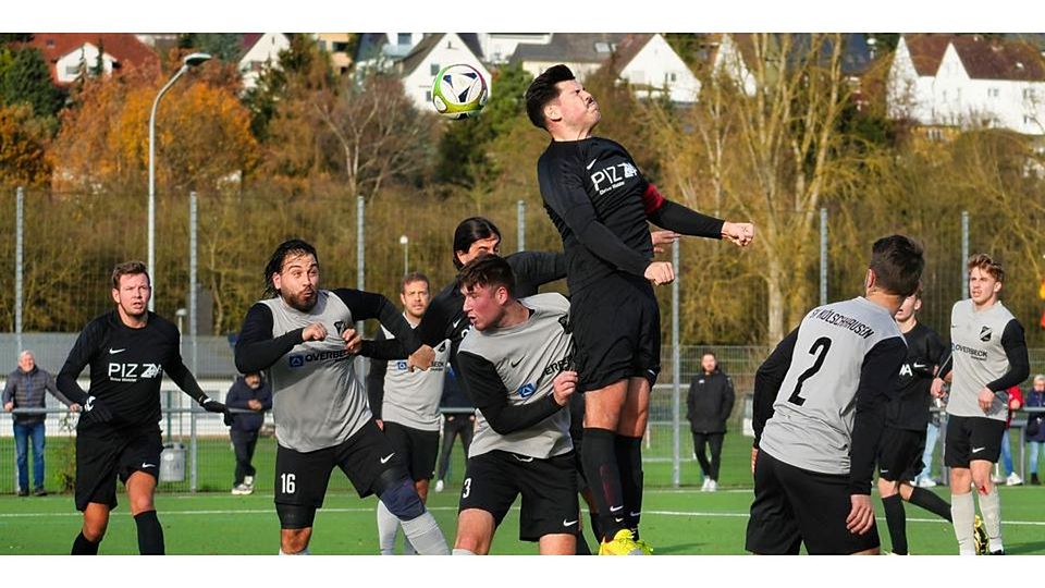 Kampf um den Ball: Riko Kuhno (SG Naunheim/Niedergirmes) inmitten des Duells gegen Coskuhn Yüseel (16) und Leon Skornika (3) vom SV Kölschhausen. © Peter Bayer