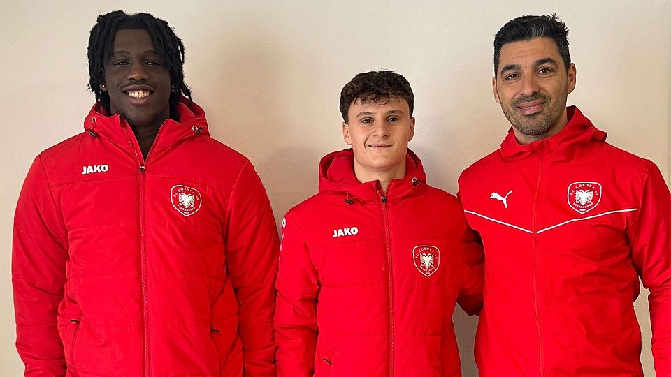 Die beiden Neuzugänge David Ezeibe (links) und Aaron Scheuerer (Mitte) mit Trainer Guti Ribeiro.