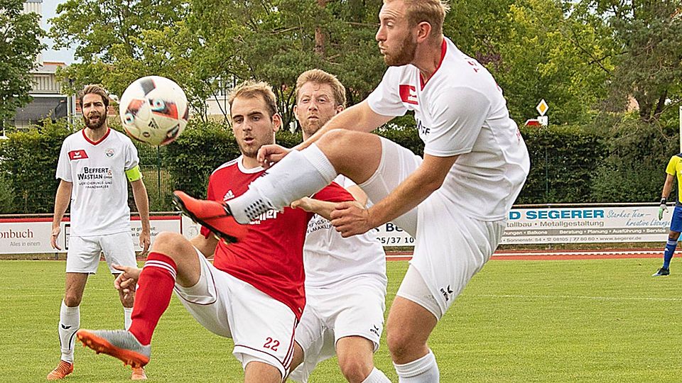Noah Kusterer (rotes Trikot) war der Schütze des goldenen Tores beim 1:0-Sieg des SV Mering beim TSV Gilching. Die Meringer stehen damit im Mittelfeld der Tabelle und wollen am Sonntag zu Hause gegen Durach nachlegen.