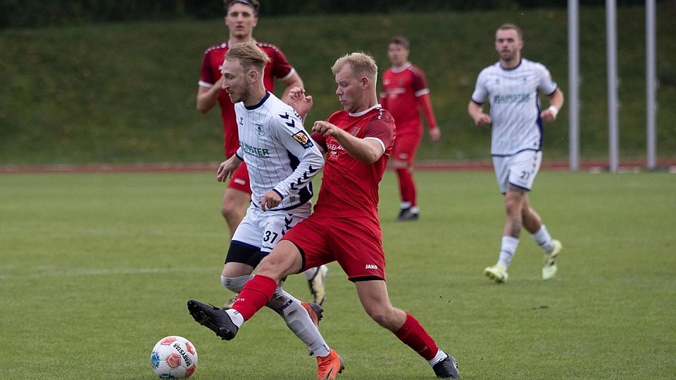 Gut verteidigt gegen Aschau haben Michael Witaschek (r.) und die Zornedinger Kicker, auch nur mit zehn Mann.