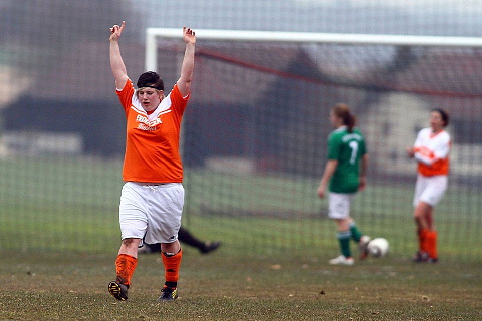 Der FC Amsham (orange Trikots) jubelt über einen erneuten Dreier F: Andreas Santner