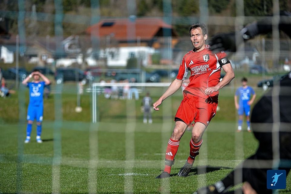 Manuel Obermeier glich für die SG Thyrnau/Kellberg im Derby in Eberhardsberg vom Punkt zum 1:1 aus. 