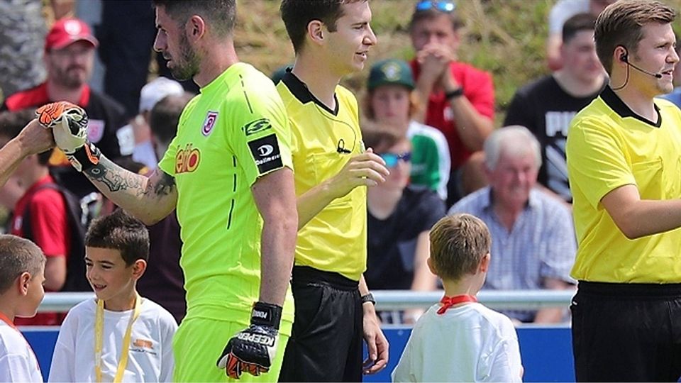 Martin Speckner (Mitte)), hier Schiri beim Test des SSV Jahn in Cham, kam in der Regionalliga im Ranking unter die Top Ten.