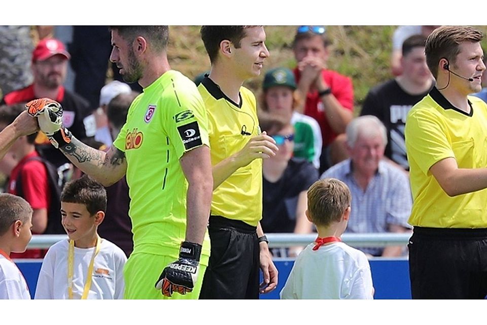 Martin Speckner (Mitte)), hier Schiri beim Test des SSV Jahn in Cham, kam in der Regionalliga im Ranking unter die Top Ten.
