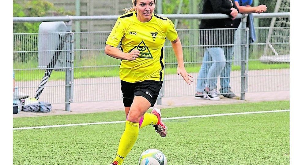 Erzielt ihre Tore sechs bis neun in dieser Saison: Aachens Stürmerin Svenja Streller schießt ihr Team zum 4:1-Sieg.