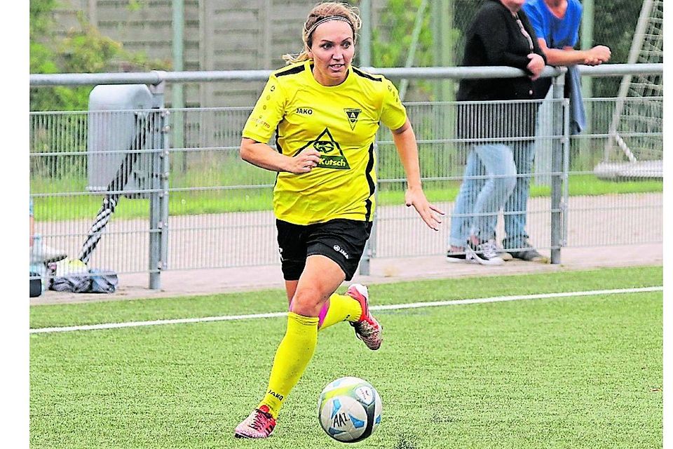 Erzielt ihre Tore sechs bis neun in dieser Saison: Aachens Stürmerin Svenja Streller schießt ihr Team zum 4:1-Sieg.