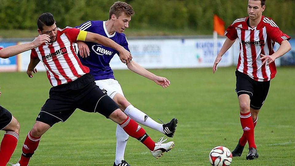 Lang ist's her: Das letzte Punktspiel-Derby zwischen Hainsacker (links Dominik Tries) und Kareth (Fabian Kammermeier) stieg im Mai 2015.