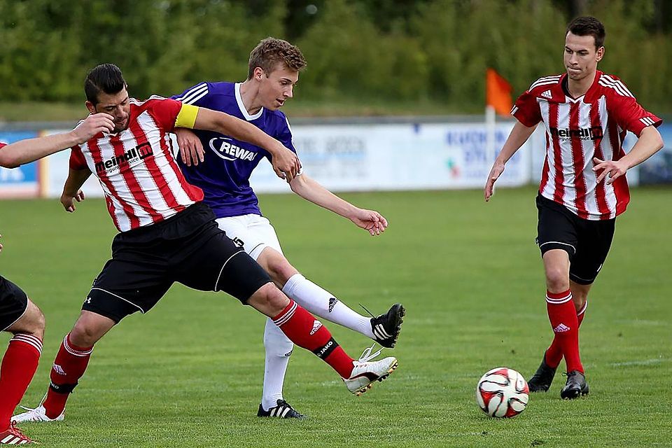 Lang ist's her: Das letzte Punktspiel-Derby zwischen Hainsacker (links Dominik Tries) und Kareth (Fabian Kammermeier) stieg im Mai 2015.