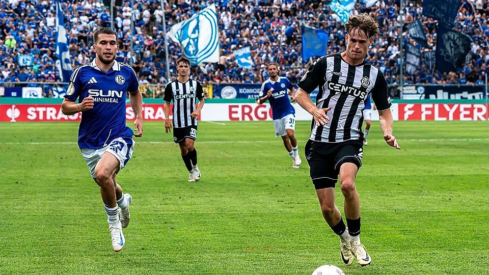 Mario Szabo (re.) durfte in der vergangenen Saison mit dem VfR Aalen im DFB-Pokal gegen den FC Schalke 04 ran.