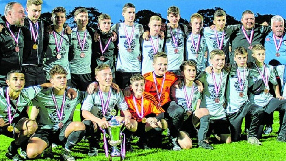 Erfolgreiche Niederauer Fußballjunioren in Dänemark: Die U 13 Mannschaft holte Silber, die U 15-Kicker (Bild) die Bronzemedaille.