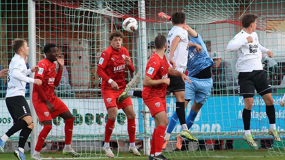 Schweinfurt erhöht: Buchbachs Keeper Ludwig Zech (2.v.l.) kommt nicht richtig ran und Gil Ebner (l.) staubt ab.