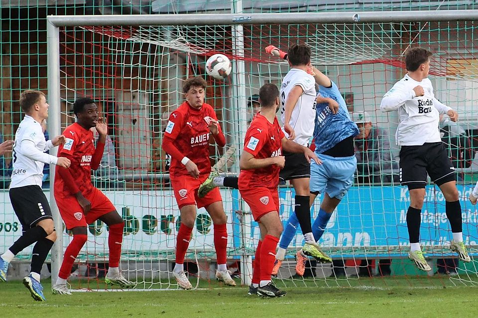 Schweinfurt erhöht: Buchbachs Keeper Ludwig Zech (2.v.l.) kommt nicht richtig ran und Gil Ebner (l.) staubt ab. Schweinfurt erhöht: Buchbachs Keeper Ludwig Zech (2.v.l.) kommt nicht richtig ran und Gil Ebner (l.) staubt ab.