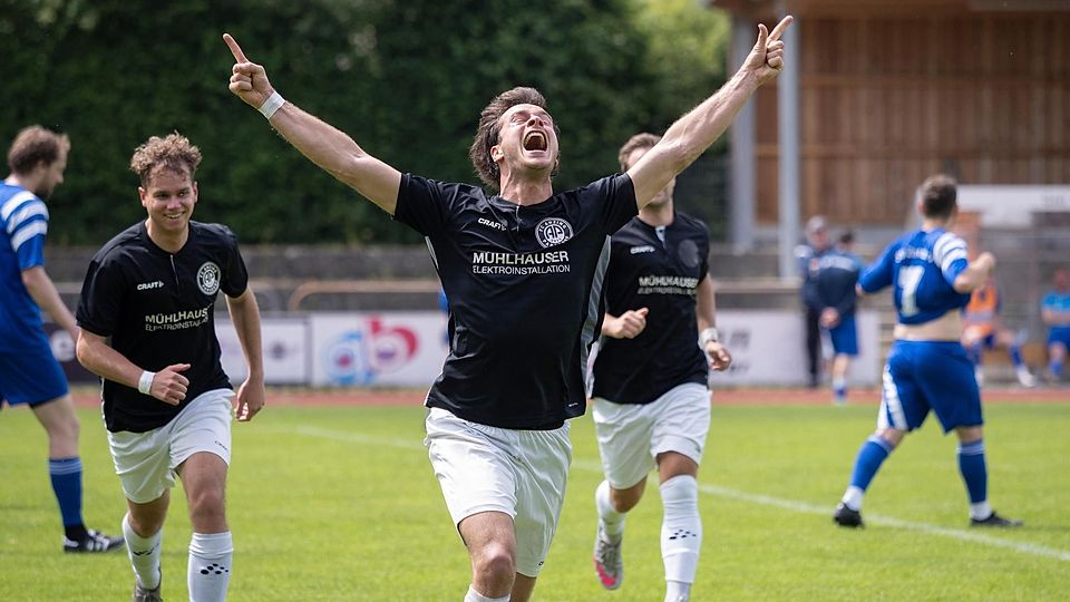 Jubel der Erleichterung: Kilian Blumberg (FCAP) traf zum wichtigen, die Nerven beruhigenden 1:0 für die Platzherren, die sich am Ende durch den 4:0-Sieg noch direkt retteten.