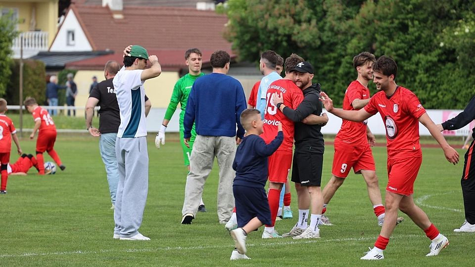 Schlusspfiff – welche Erleichterung. 65-Trainer Christian Doll (mit Kappe) bedankte sich bei jedem Spieler.