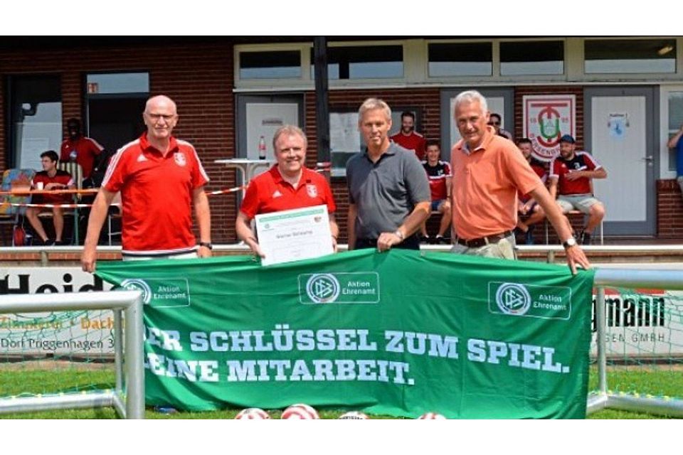 Im Club 100 ist jetzt Werner Rehkamp (links). Bernd Kettmann gratulierte für den Fußballkreis. Foto: Anita Lennartz