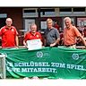 Im Club 100 ist jetzt Werner Rehkamp (links). Bernd Kettmann gratulierte für den Fußballkreis. Foto: Anita Lennartz