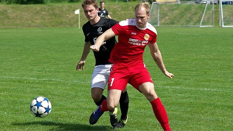 Pierre Disse (rechts, am Ball) und die SG Olympia 1896 Leipzig sind am vorletzten Spieltag beim Aufsteiger von der SG Rotation Leipzig II mit 1:8 unter die Räder gekommen. F: Rossner