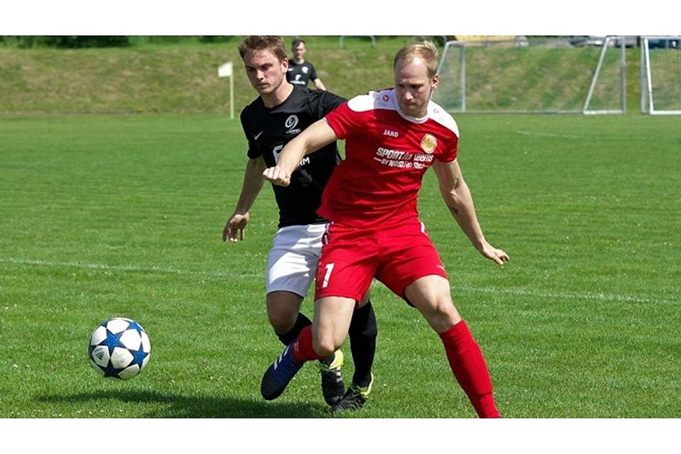 Pierre Disse (rechts, am Ball) und die SG Olympia 1896 Leipzig sind am vorletzten Spieltag beim Aufsteiger von der SG Rotation Leipzig II mit 1:8 unter die Räder gekommen. F: Rossner