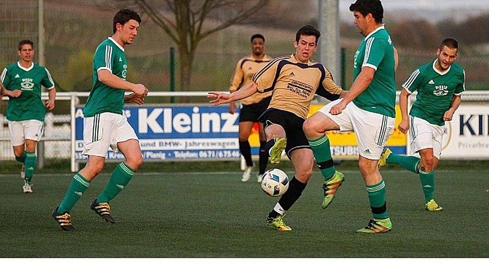 Umzingelt: Vier Spieler der SG Wallhausen (in grünen Trikots) haben zwei Planiger in die Mitte genommen.